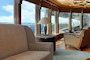 Einer der vielen Loungebereiche an Bord des Schiffes mit Blick aufs Meer.