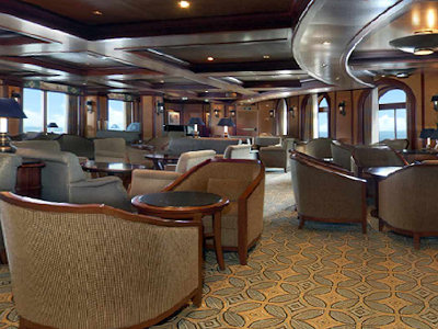 Einer der vielen Lounges an Bord des Schiffes.