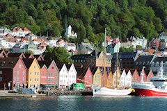 Idyllische Städte und Fjorde